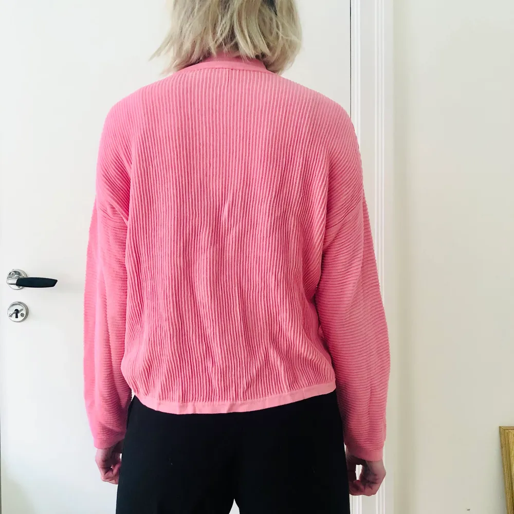 Rosa tröja med annorlunda textur från Weekday! Strl M (personen på bilden brukar ha S).. Tröjor & Koftor.