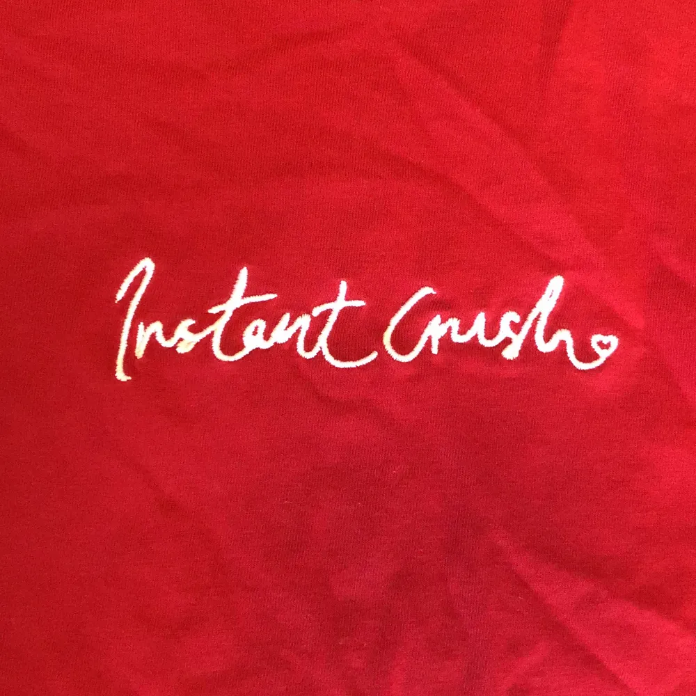 En röd och fin tshirt från HM med broderad text. Har endast användas ett fåtal gånger. Är i väldigt gott skick. . T-shirts.
