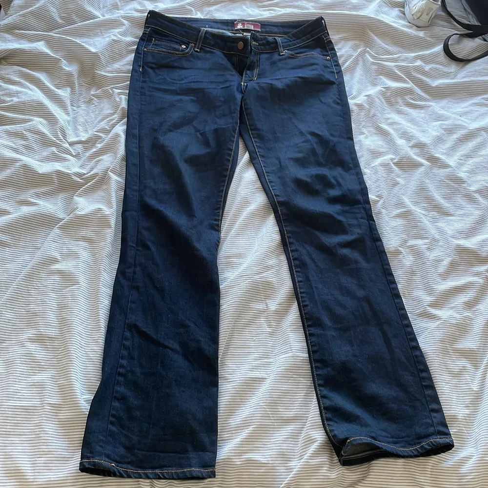 Lågmidjade jeans. Perfekt längd på mig som är 173. Skriv för fler bilder!. Jeans & Byxor.