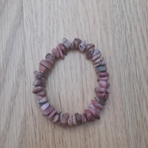 Kristall armband  -  Kristall armband. Det är strawberry quarts det betyder jordgubbs kvarts. Det är äkta kristall 