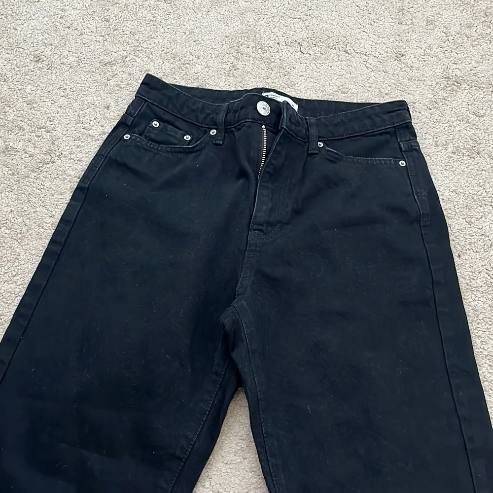 Oanvända svarta straight jeans från Gina Tricot. Jeans & Byxor.