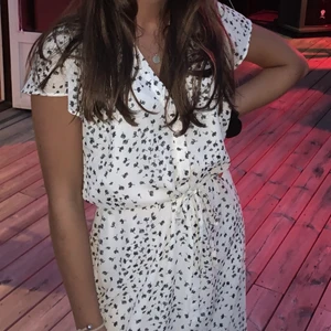 Sommarklänning - Härlig sommarklänning från HM! Den har ett litet resår med ”skärp” i midjan och jättefina vågiga ärmar💓💓