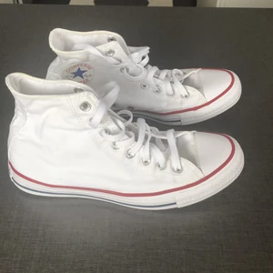 Converse vita - Ett par vita converse i storlek 41. Skorna är i fint skick och är tvättade en gång😊 Säljer för att det är för stora för mig!