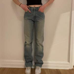 Jeans som jag har sytt in, så det är svårt att veta exakt storlek, men passar på mig som är 180 ish och har XS/S i vanliga fall :)