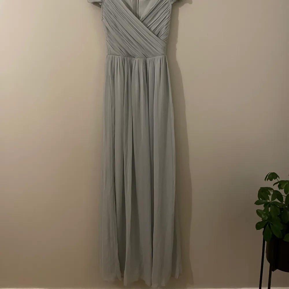 Maxiklänning i otroligt fin grå/blå färg. Säljer pga för liten i storlek. Verkligen en så fin klänning. Påminner om plisserat typ över bröst och axlar. Köpt för ett år sedan och aldrig använd. Nyskick. . Klänningar.