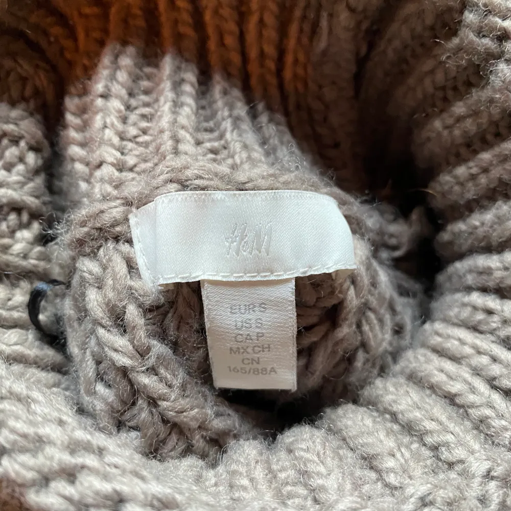 Fin beige tjockare tröja. Fick i födelsedagspresent och har i princip aldrig använt.. Neuleet.