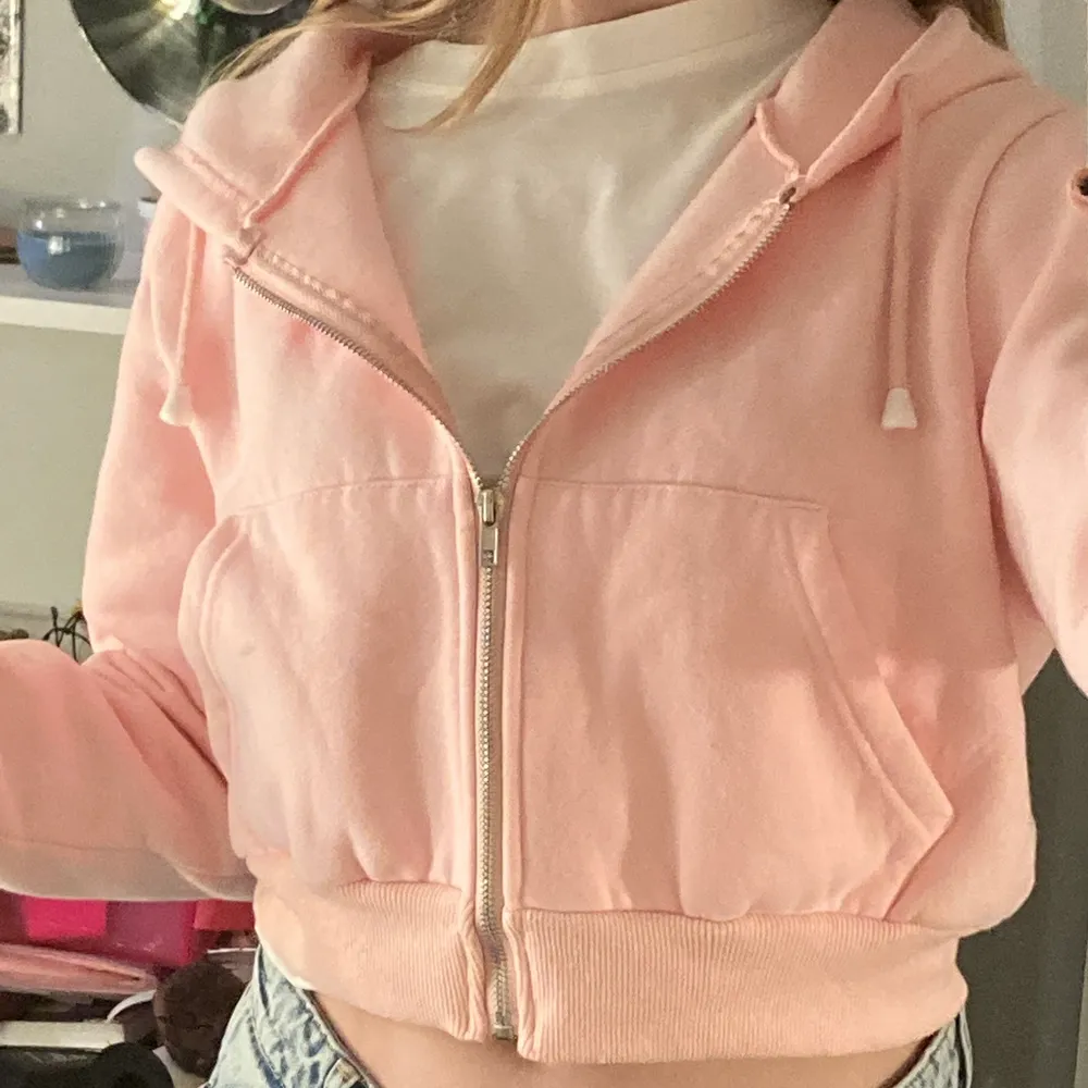 Rosa kort zip hoodie i bra och tjock kvalite, inga skador och använd ett få tal gånger.. Hoodies.