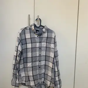 Snygg ish grå flannelskjorta köpt på en second hand butik.