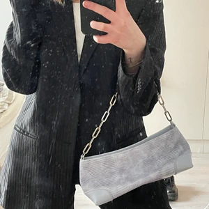 Ljusblå väska - Så fin och unik väska!! Ljusblå i ormskinn typ och silvrig kedja. Köpt second hand men aldrig använd!