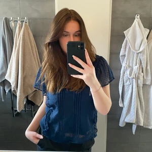 Sommartopp - Supersöt sommartopp/blus, mörkblå i strl.40 men passar också 38! 