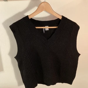 Slipover tröja h&m - En slipover tröja från h&m, andvänd typ 1 gång och rät så ny.