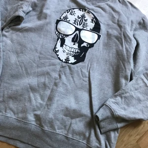 College tröja storlek 176 - College tröja storlek 176 i bra skick säljes för 50kr och köparen står för frakten 