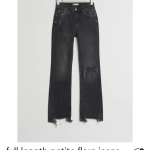 Gina Tricot Jeans  - Säljer mina superfina jeans från Gina Tricot! Det är lite långa för mig (jag är 165 cm), men har superfin passform och färg! Jättefint skick! Storlek 36. Frakt till kommer! 