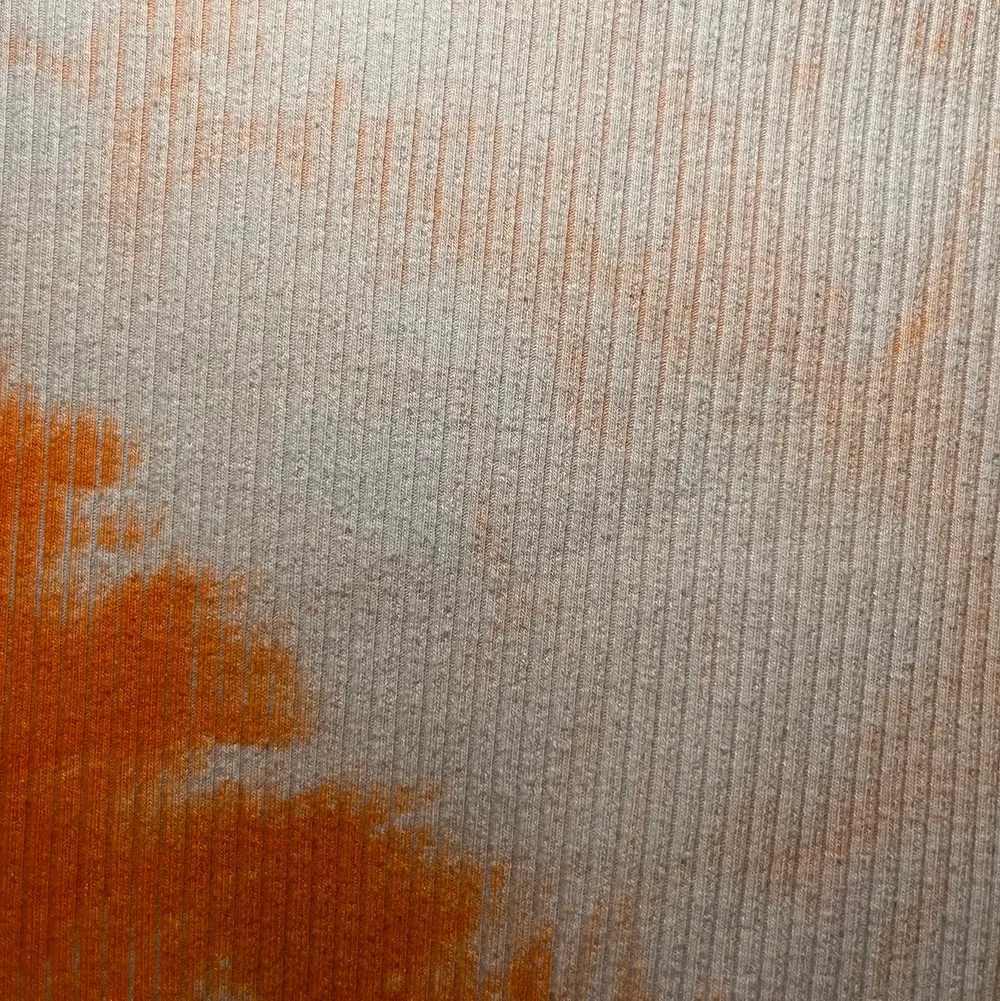 Croppad t-shirt med orange och vit tie dye. Storlke S. Bra passform. Bra skick.. T-shirts.