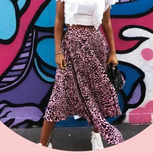 Midikjol - Topshop - Skitsnygg kjol som passar perfekt till vår och sommar. Köpt på Topshop i London. Storlek 36