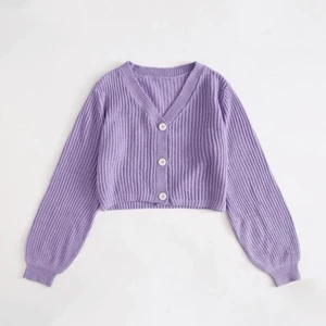 En lila stickad tröja - Har inte haft den länge. Man kan ha den som en kofta eller en tröja. Den är jättefin på och passar till mycket. Köpt för 170