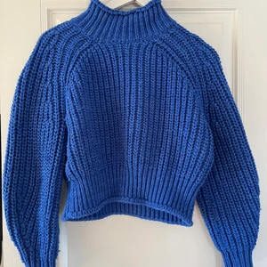 Stickad tröja - Jag säljer denna jättefina, varma stickade tröjan ifrån H&M jag köpte i vintras! Säljer pga för liten. Storlek S💗 frakten ingår inte i priset