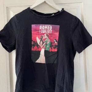 T-shirt - Säljer denna t-shirt ifrån H&M, storlek XS! Frakten ingår inte i priset💗