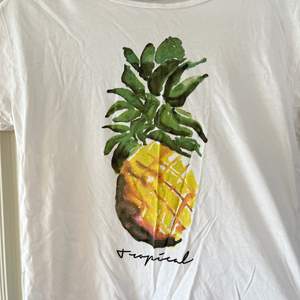 Säljer denna T-shirt från H&M! Frakten ingår inte i priset💗