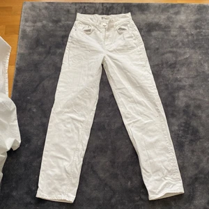 Jeans  - Vita jeans från Gina tricot. Använda Max 4 gånger. Super fint skick❤️