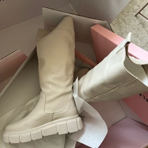 Skor från bubbleroom  - Använda 1 gång pågrund av för breda fötter:( nypris 700:-