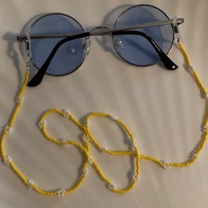 Glasögonkedja blommor - Handgjord glasögonkedja med snäckor, 69 cm lång. Köparen står för frakten 13kr. Kolla gärna mina andra annonser, samfraktar. 