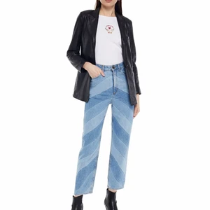 Sandro jeans  - Säljer mina snygga Sandro jeans, modell ”Diego cropped color-block high-rise straight-leg jeans”. Jeansen är i väldigt fint skick och har använts 1 gång, strl 38💗 köpte dom för ca 900kr och säljer för 450kr  