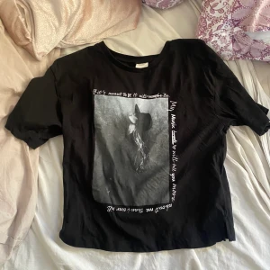T-shirt från jacqueline da yong stl XS - Denna t-shirten kmr från jacqueline da yong i stl XS. Den e använd ca en gång och jag säljer den för att jag aldrig använder den men vet it varför! 