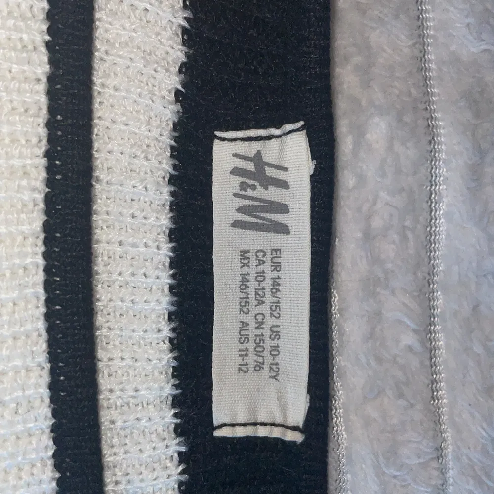 Randig svart vit H&M tröja. Inte använd på länge⚡️ Storlek 146/152💞. Tröjor & Koftor.