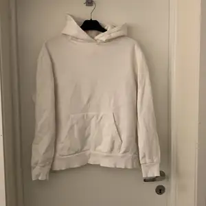 Säljer denna hoodie då jag inte använder den. Hoodien är från misslisibells kollektion för Nakd och är i storlek xs. Den är oversized i modellen och de medföljande snörena finns inte kvar och den är endast använd några gånger. Köparen står för frakten🤍