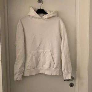 Vit hoodie - Säljer denna hoodie då jag inte använder den. Hoodien är från misslisibells kollektion för Nakd och är i storlek xs. Den är oversized i modellen och de medföljande snörena finns inte kvar och den är endast använd några gånger. Köparen står för frakten🤍