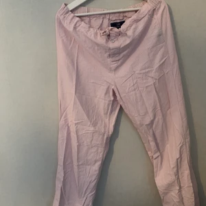 Lexington pyjamasbyxor i storlek M - Rosa och vita pyjamasbyxor ifrån lexington. Finns även en tillhörande pyjamasahorta som jag inte hittade när jag skulle ta bild. Om man vill ha tillhörande skjorta så kan jag leta fram den. Byxorna är väl använda. Hör av er vid frågor. Köpare står för frakt!💓