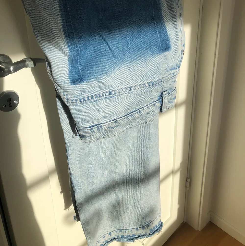 jeans från weekday med coola detaljer i modellen rowe storlek w27L32💕. Jeans & Byxor.