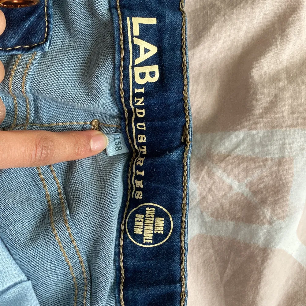 Dessa jeans har varit använda många månget men de är fortfarande i ett bra sick. Storleken är 158 och jeansen är tajta eftersom modellen skinna jeans. Priset är 278 men kan sänkas. Passa på att köpa!!. Jeans & Byxor.