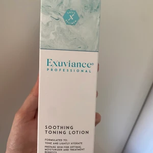 Toning lotion  - Helt oöppnad. Bra för att återfukta huden. Använder annan serie därav har den inte kommit till användning. Nypris 350 kr