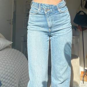 SÅ snygga jeans ifrån weekday i modellen ”SKEW” 