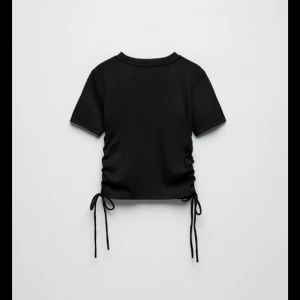 Svart tröja - Säljer min jätte snygga ribbade svarta tröja som jag köpte på zara för något år sedan. Använd ett fåtal gånger och säljer för att jag aldrig har på mig den❤️