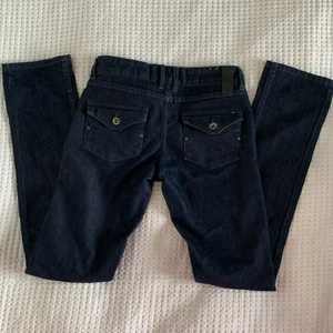 Lågmidjade jeans från Vero Moda strl 34⚡️ - Jätte fina och trendiga lågmidjade jeans fårn Vero Moda. Är inte helt säker än om jag säljer (får se hur mycket jag kan få för dom). De är lite stora på mig därför väljer jag att sälja dom. Jag är normalt en liten 32. Fråga för fler bilder. Betala med Swish. Ni står för frakt. Totalt: 180kr + 62kr. 🤩⚡️💋