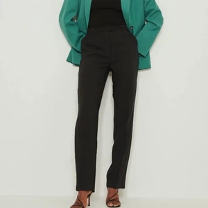 Svarta kostymbyxor  - Helt nya svarta kostymbyxor från na-kd. Mid-waist. Stolek 36. Köpare betalar för frakt.