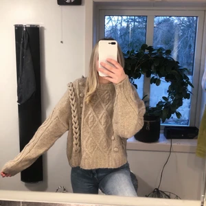 Stickad tröja från HM - Beige stickad tröja från HM, storlek S. Använd 2-3 gånger. Köparen står för tillkommande frakt.
