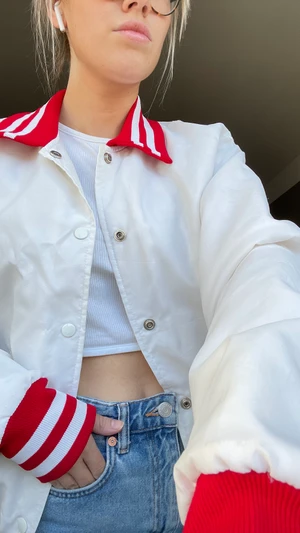 Somrig varsity jacket ☀️ - Säljer min jättefina varsity jacket köpt vintage. I storlek s men passar mig som är s/m. Endast använd någon gång och säljs i befintligt skick då den har någon fläck på sig som bör försvinna i tvätten. Kan budas på 💘