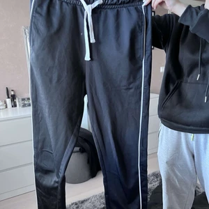 Mjukisbyxor - Ett par jätte mjuka byxor i storlek S. Från lager 157.