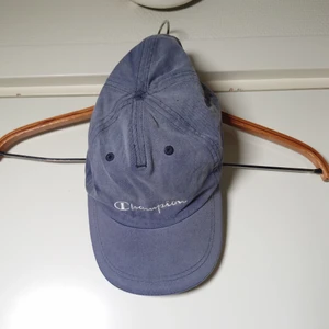 Champion-keps - Champion-keps. Den lilla "pluppen" högst upp saknas, kan ses på sista bilden🌱