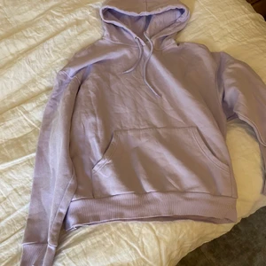Lila hoodie  - Jättefin lila hoodie från monki i fint skick, använd fåtal gånger💜💜  + frakt tillkommer 