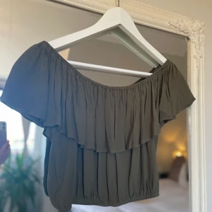 Volang topp - Jätte söt militärgrön volangtopp, inköpt i en butik i usa✨