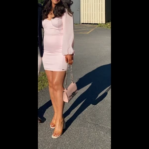 Fest klänning 🤩 - Klänning köpt i märket Molly. Storlek 38. Stad i Göteborg och Örebro. Pris 300 kronor. 😍👌🏽