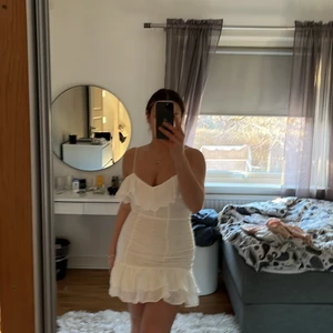 Studentklänning  - Säljer min finaaa studentklänning till någon student. Den är super söt och i storlek M. Man behöver inte ens en BH då den är super bekväm. Jag hade den som studentklänning 😊😊 köpt för 550 kr 