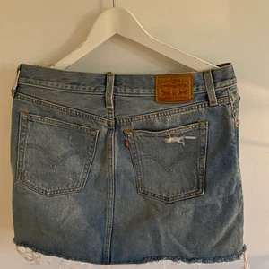 Sååå fin Levis kjol i storlek 27 - Jätte fin Levis kjol i storlek 27. Köpte denna för många år sen och kan inte ha den längre tyvärr.. 💗