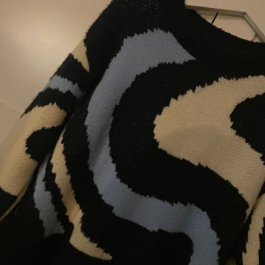 Stickad tröja från Vero Moda  - Använd fåtal gånger, jättefin stickaströja i Strl M. 