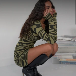 Grön klänning  - Jätte fin klänning från NAKD, har ba använt den en gång💕 nypris 550kr, KÖPAREN STÅR FÖR FRAKT